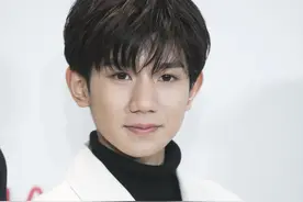 王源被拍到抽烟，如今王俊凯也被曝出抽烟，易烊千玺要挺住啊图片