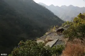 探访陕西大巴山里的石头村，200多年的老房子无人住，只剩没几人图片