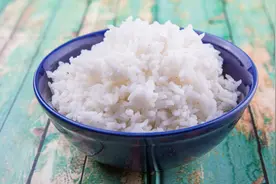 蒸米饭时，大米要淘洗几次？很多人做错了，难怪米饭不香还没营养图片