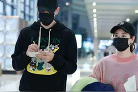 经超被大6岁娇妻宠溺！他忙签名小李琳帮拎衣，红绿配扮嫩却显胖图片