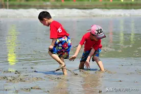 小学生留下绝命字：我活得太累了，跳下楼，是谁剥夺了孩子的童年图片