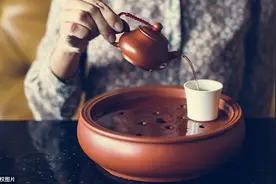 倒茶时，对方敲三下桌子是啥意思？不懂可别乱敲，茶道大智慧图片