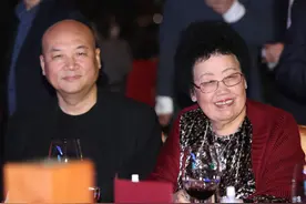 满族规矩多！陈丽华不回家全家不动筷，凌晨一点还在等图片