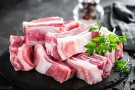 买排骨时，挑肉多的还是肉少的好？肉贩子不小心说漏嘴，别乱买了图片