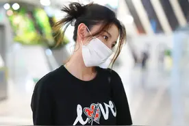 街拍：宋祖儿穿黑T恤配百褶裙搭小白鞋，尽显萌萌可爱图片