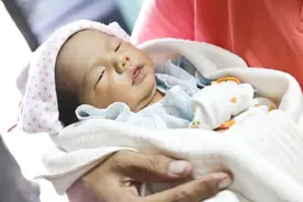 这八件事不要对新生儿做，伤害健康、影响发育！新手爸妈别大意图片