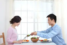 女人面对前夫和再婚丈夫，是什么想法？图片