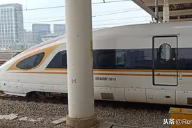 车体有划痕的CR400BF-5010担当G1387/8次列车停靠南昌西站19站台图片