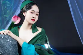 故事：民间故事：乌冠公鸡吃掉蜈蚣妖和小青蛇妖图片