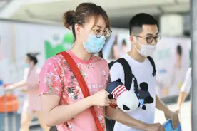 傅园慧现身机场，面带口罩却遮不住发胖的脸，获赠小熊爱不释手图片