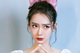 戚薇真会穿，蝴蝶结头花配白色蕾丝连衣裙，甜美梦幻很有少女感图片