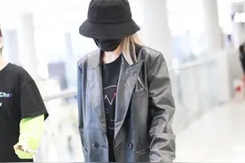 阿娇与罗志祥网红女友周扬青牵手同行，穿自家店里衣服做宣传？图片