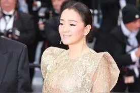 54岁巩俐胖了更丰满，穿紧身衣现多肉身材，意外勒出赘肉真尴尬图片