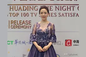 41岁颜丹晨美的高调，蕾丝“透视裙”曲线完美，凹凸感太强！图片