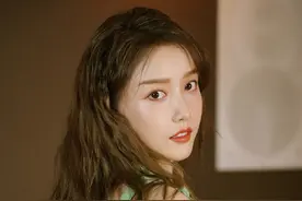 姜贞羽出席活动，一袭绿色蝴蝶节挂脖连衣裙，心动的感觉图片
