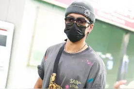 韩东君现身机场，手拿滑板爱不释手，豹纹腰包好抢镜图片