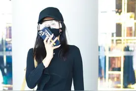 秦岚身材太A了，紧身衣穿得宽松空荡，配喇叭裤可真潇洒图片