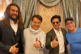 66岁成龙号召力有多强？迪拜拍片与海王同框，周围人全在看他图片
