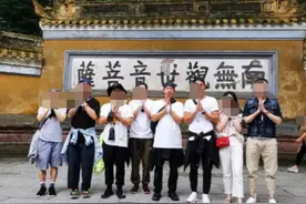 陈小春连续三天去寺庙祈福，生二胎后憔悴尽显，近照黝黑还暴瘦图片