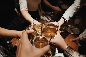 爱喝酒的人，酒后出现4个表现，或是肝无法承受酒精，劝你早戒酒图片