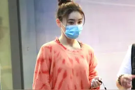 袁姗姗丸子头好清纯，橘色扎染卫衣配骑行裤，运动风活力十足图片