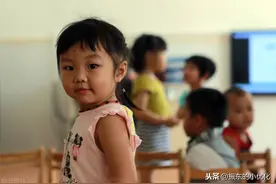 孩子：“妈妈，没人跟我一起玩怎么办？”图片