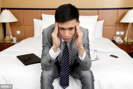出差时女同事要求只开一间房，你会怎么做？面试者惊人回复被录用图片