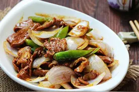 洋葱炒牛肉，洋葱脆嫩爽口，牛肉鲜香，很好吃的下饭菜图片