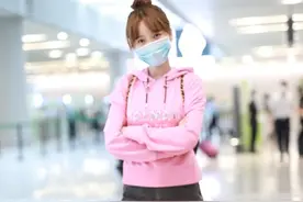 金莎化身“粉色甜心”美少女，搭配短裤大秀美腿图片
