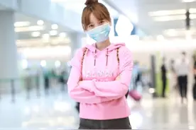 金莎化身“粉色甜心”美少女，搭配短裤大秀美腿图片
