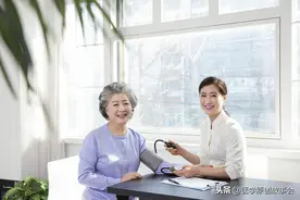 一个人的正常血压是多少，测血压的时候左手更准还是右手更准图片