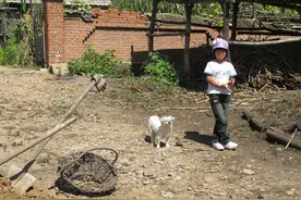 赵本山老宅，开原莲花村石嘴子沟16号，这小女孩儿是谁？图片