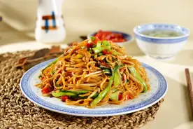 蔬菜炒米粉，鲜香顺滑超入味，10分钟快手家常美食，白领必备图片