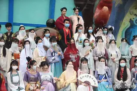 湖北武汉：水下起舞飘如仙，汉服女子迎端午太飘逸图片