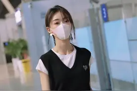 吴谨言一袭工装现身机场，V型马甲搭配绿色工装裤，真是太瘦了吧图片