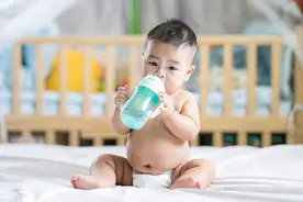 别再瞎喂了！宝宝多大能喝水，每天该喝多少水，一篇告诉你图片