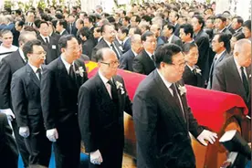 去世前将千亿资产上交，不仅棺盖披上五星红旗，李嘉诚也为他扶灵图片