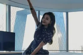 曹云金深夜与神秘女同回住所，全程牵手搂抱举止亲昵图片