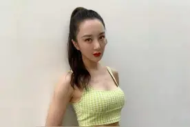 被李依晓身材惊艳了，穿露脐吊带衫秀“马甲线”，凹凸身材太完美图片