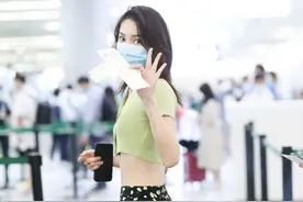 金晨露脐装秀出小蛮腰，不规则印花裙秀出小细腿，身材保养是真好图片