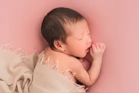 孕妇上山打柴时生下孩子，舍不得一大捆柴，硬是抱着孩子背着柴捆走回家图片