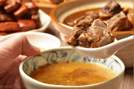 炖羊肉，外行才放香料，羊汤馆老板：只需这2样，羊肉鲜美无膻味图片