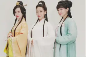 《神话》三美重聚！白冰张萌金莎古装与十年前无差，网友：差胡歌图片