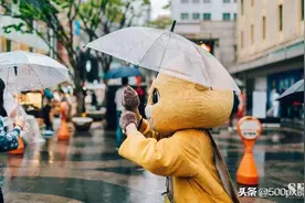 雨天、夜色、食事，市井街巷的烟火气息也透露着首尔的浪漫图片