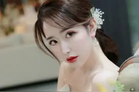 韩式新娘简约妆发，搭配春意绿色长裙，美的不一般图片