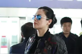 陈红真懂时尚，绗缝夹克配喇叭裤潇洒自在，穿搭简约真不像中年人图片