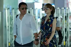 李小冉与老公甜美出行，李小冉印花连衣裙仙气飘飘，都快白到发光图片