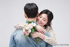 “爸妈在你面前秀过恩爱吗？”孩子的回答让众人大笑：太真实了图片