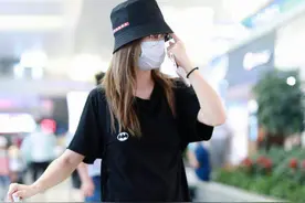 刘芸机场私服照，黑T搭配荧光色球鞋，美腿吸睛图片