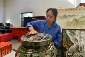 平遥工匠以手抛光 漆器传承千年工艺图片